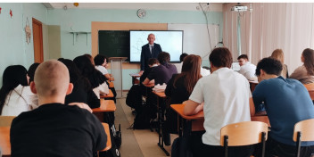 Андрей Колпаков на открытом уроке рассказал девятиклассникам калужской школы о предпринимательском мышлении